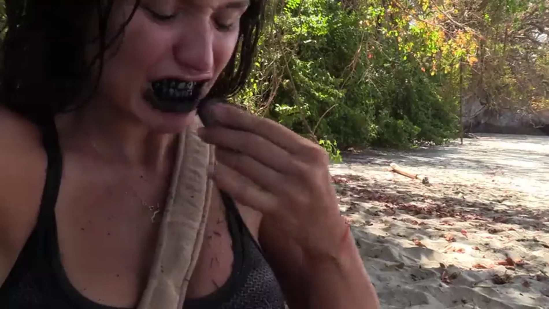 El truco de belleza de Mireia Borrás, diputada de Vox: así se 'lava' los dientes la diputada de Vox con un trozo de carbón