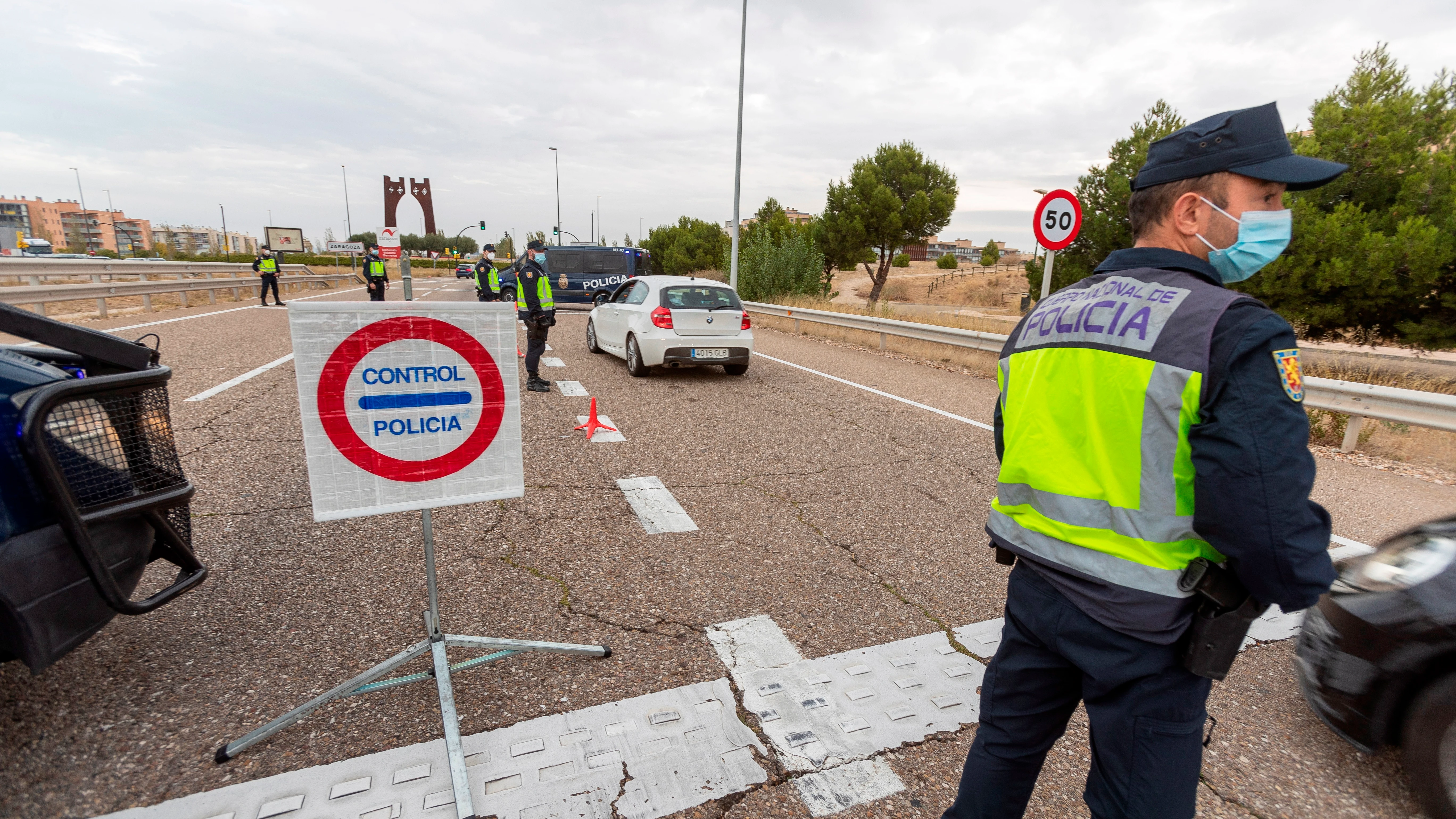 Controles a la entrada de Zaragoza, donde se ha decretado el cierre perimetral