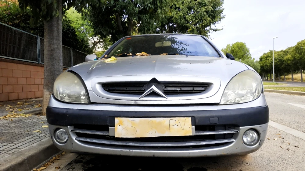 DGT: ¿es obligatorio llevar la placa de matrícula delante y atrás de tu coche?