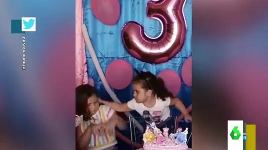 La reacción viral de una niña cuando su hermana le sopla las velas de su tarta de cumpleaños La reacción viral de una niña cuando su hermana le sopla las velas de su tarta de cumpleaños
