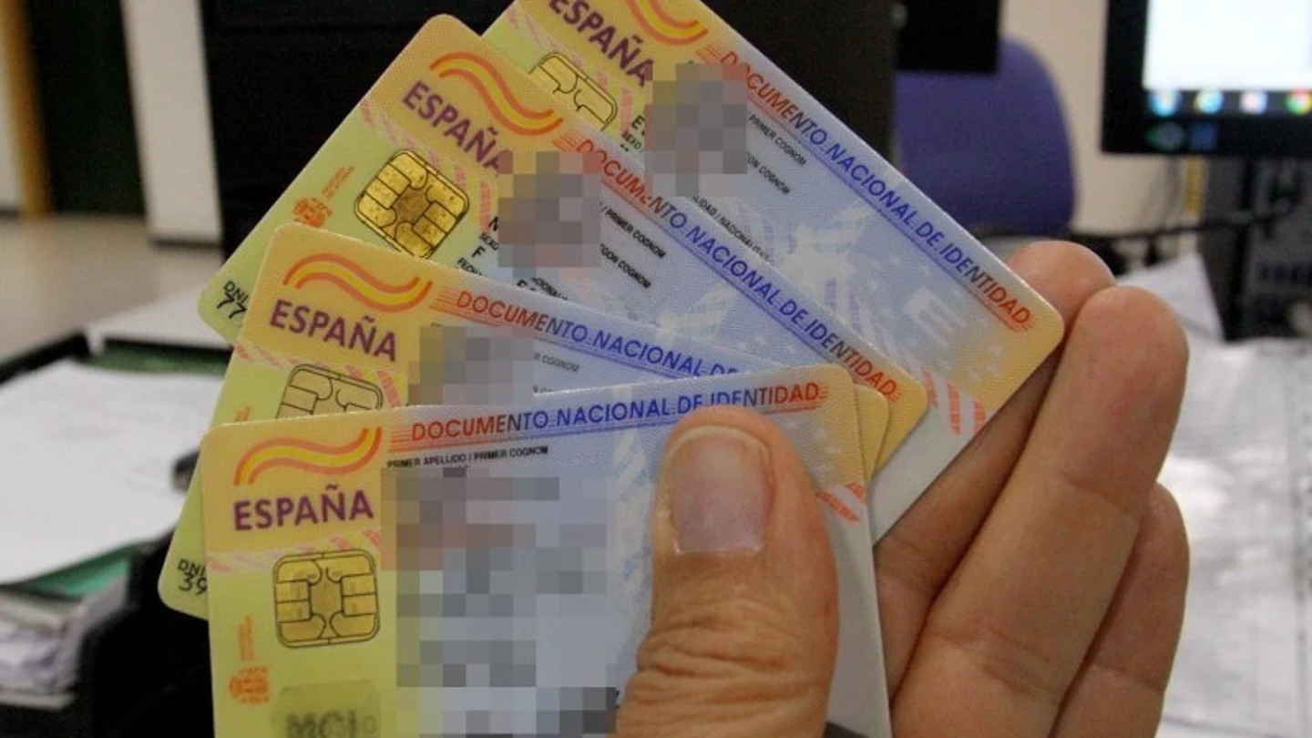 Varios DNIs en una comisaría de Policía, lugar donde hay que renovar el documento Varios DNIs en una comisaría de Policía, lugar donde hay que renovar el documento