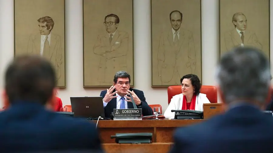 El ministro José Luis Escrivá, acompañado de la presidenta del Pacto de Toledo, Magdalena Valerio, durante su comparecencia en la Comisión del Pacto de Toledo en el Congreso de los Diputados, en marzo