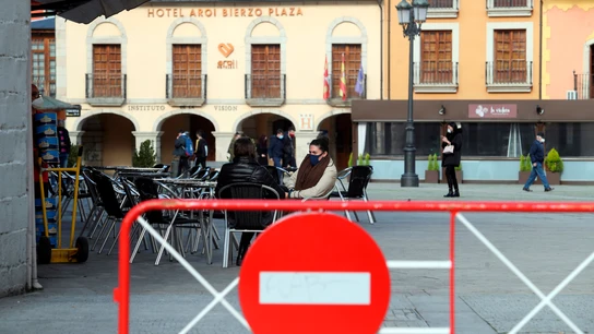 Varias personas en una terraza de Ponferrada Varias personas en una terraza de Ponferrada