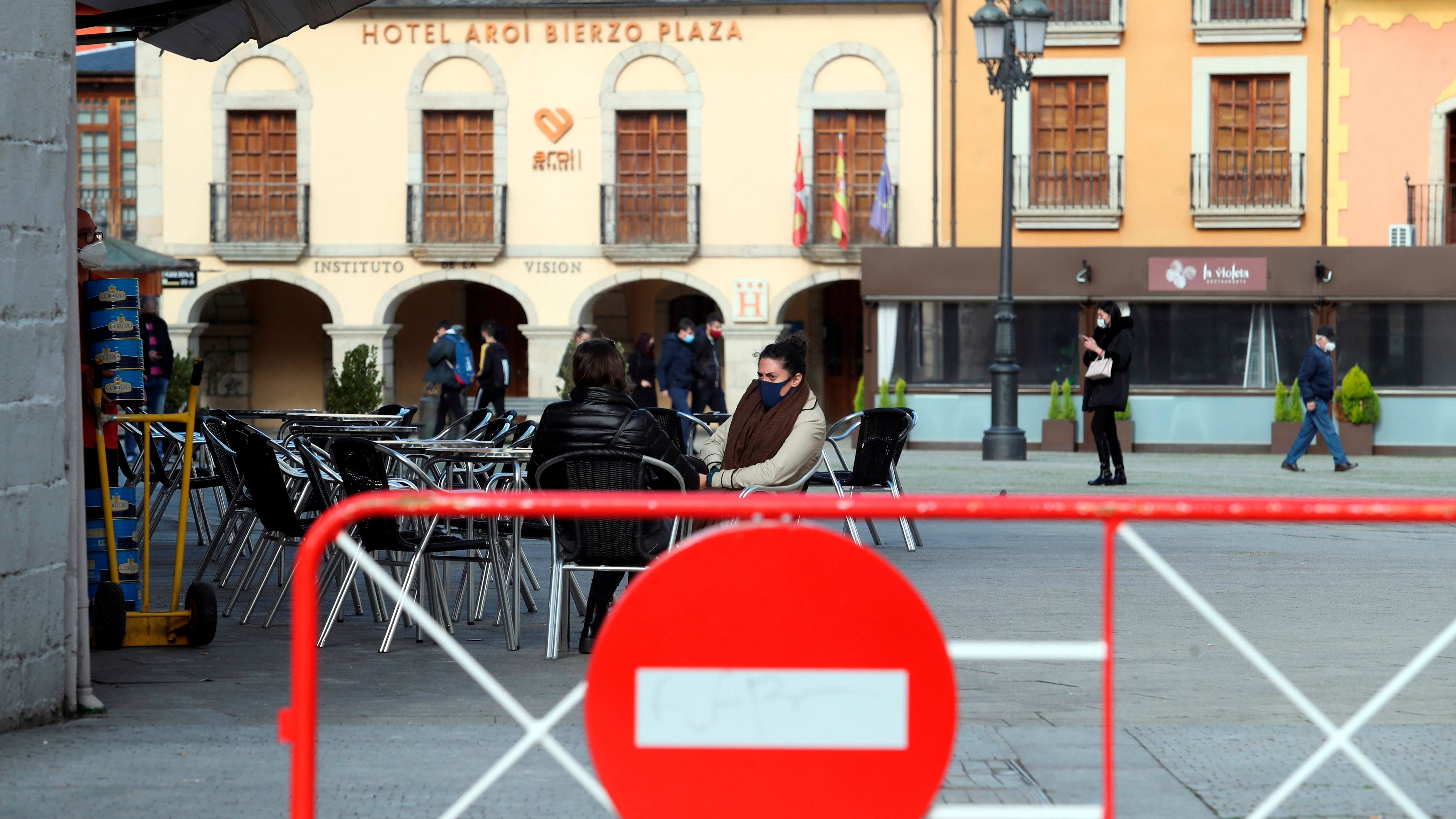 Varias personas en una terraza de Ponferrada