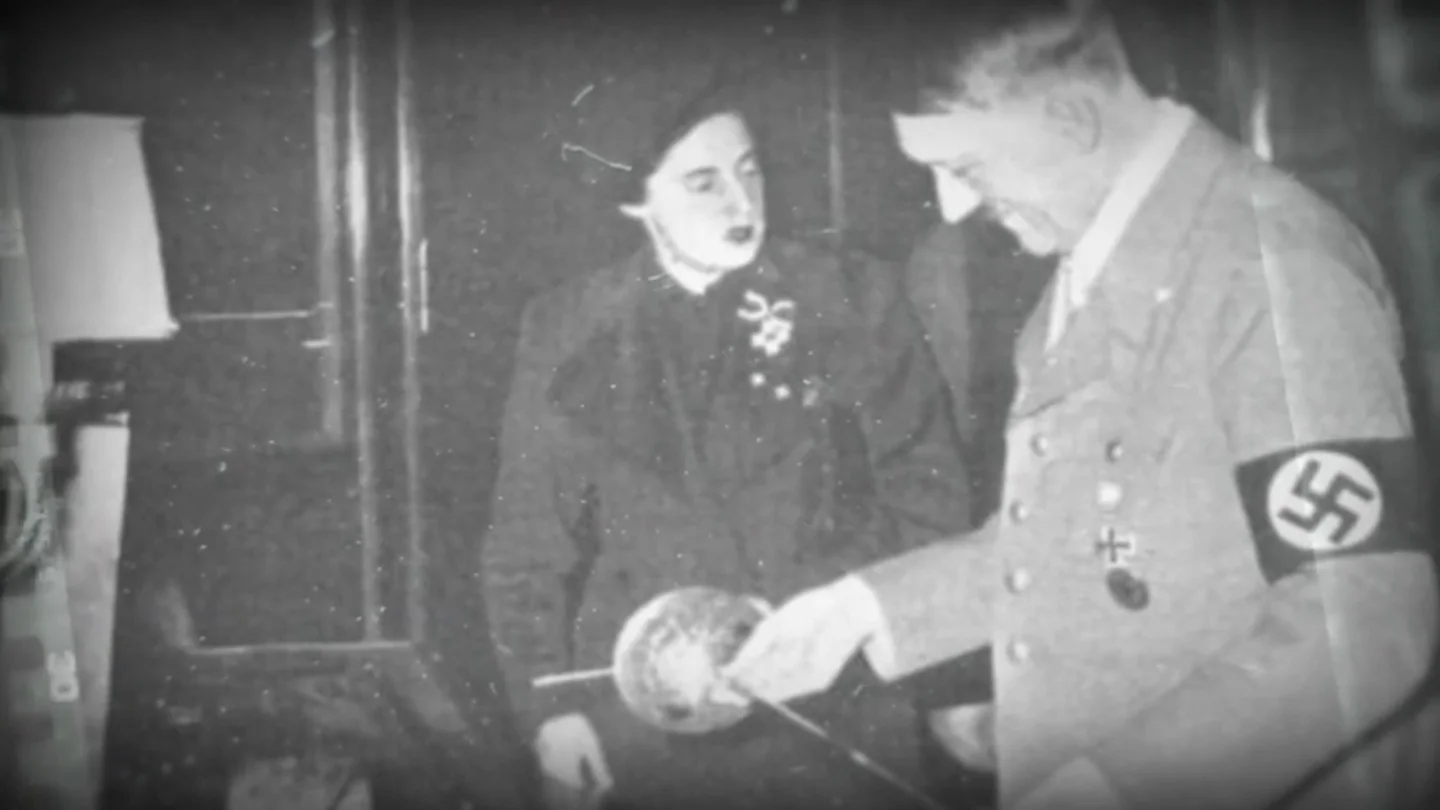 Hitler, Pilar Primo de Rivera y una utópica dinastía fascista: "Se sugirió organizar una unión sexual entre ambos" Hitler, Pilar Primo de Rivera y una utópica dinastía fascista: "Se sugirió organizar una unión sexual entre ambos"