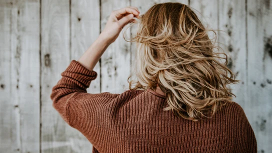 ¿Se te cae más el pelo en otoño? Esto es lo que debes hacer para evitarlo  ¿Se te cae más el pelo en otoño? Esto es lo que debes hacer para evitarlo