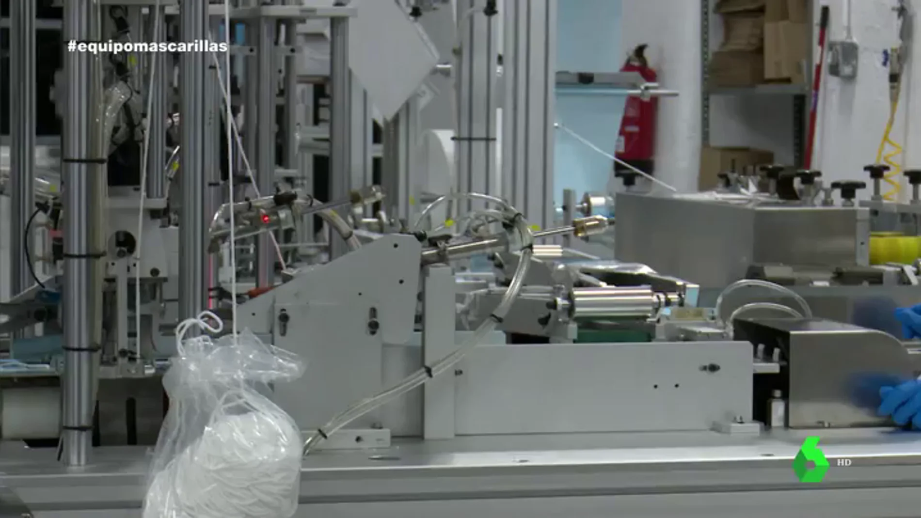 Cómo una empresa que hacía colchones y almohadas ha logrado fabricar "un millón" de mascarillas al día