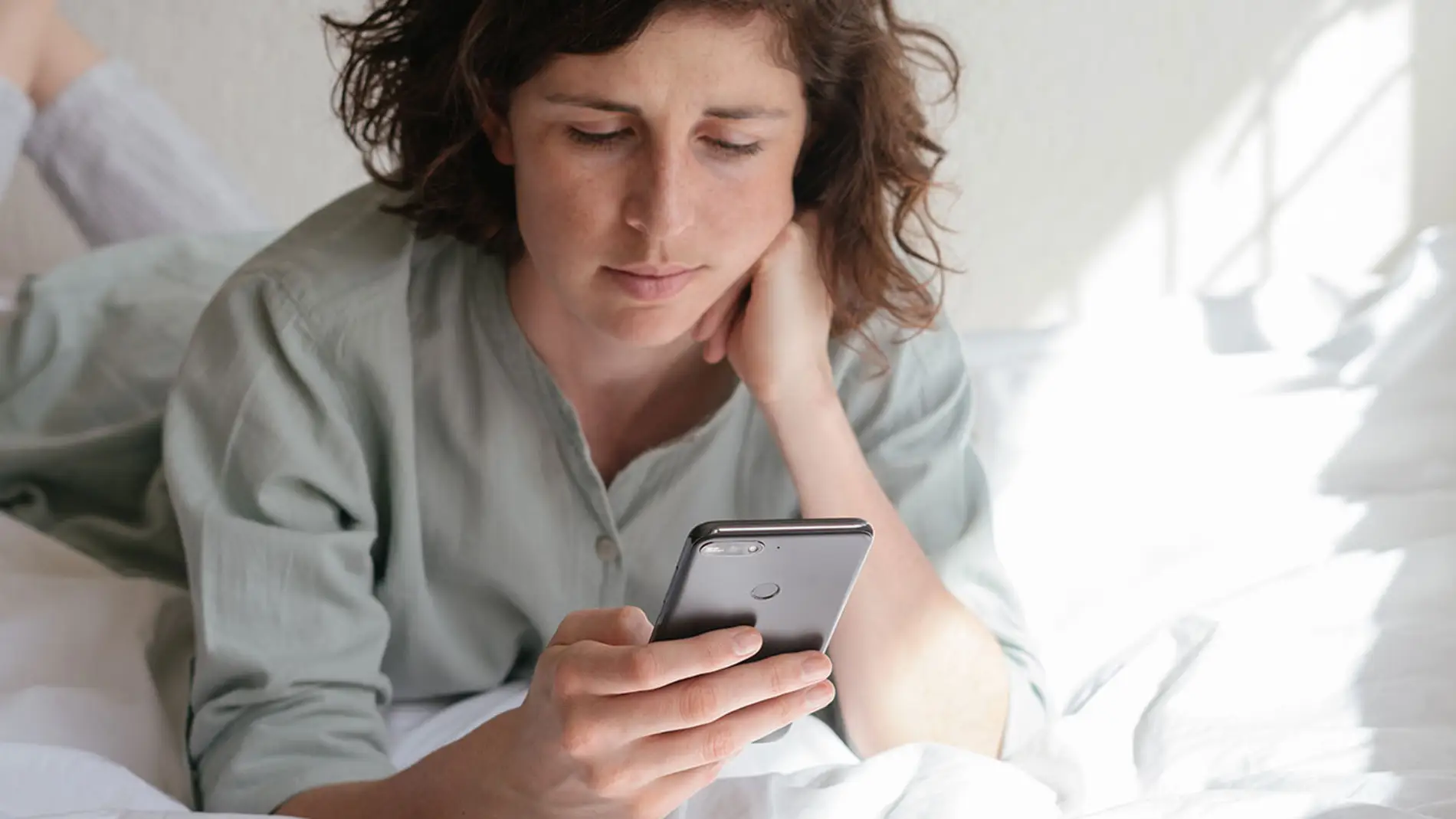 Consultando el móvil Consultando el móvil