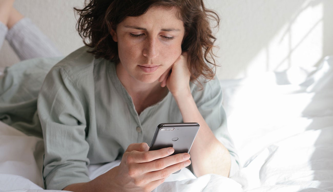 Consultando el móvil