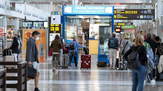 Llegada de turistas este sábado al aeropuerto de Tenerife Sur Llegada de turistas este sábado al aeropuerto de Tenerife Sur