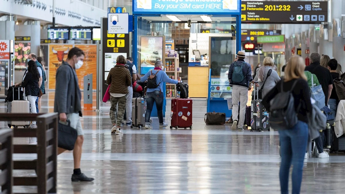 Llegada de turistas este sábado al aeropuerto de Tenerife Sur