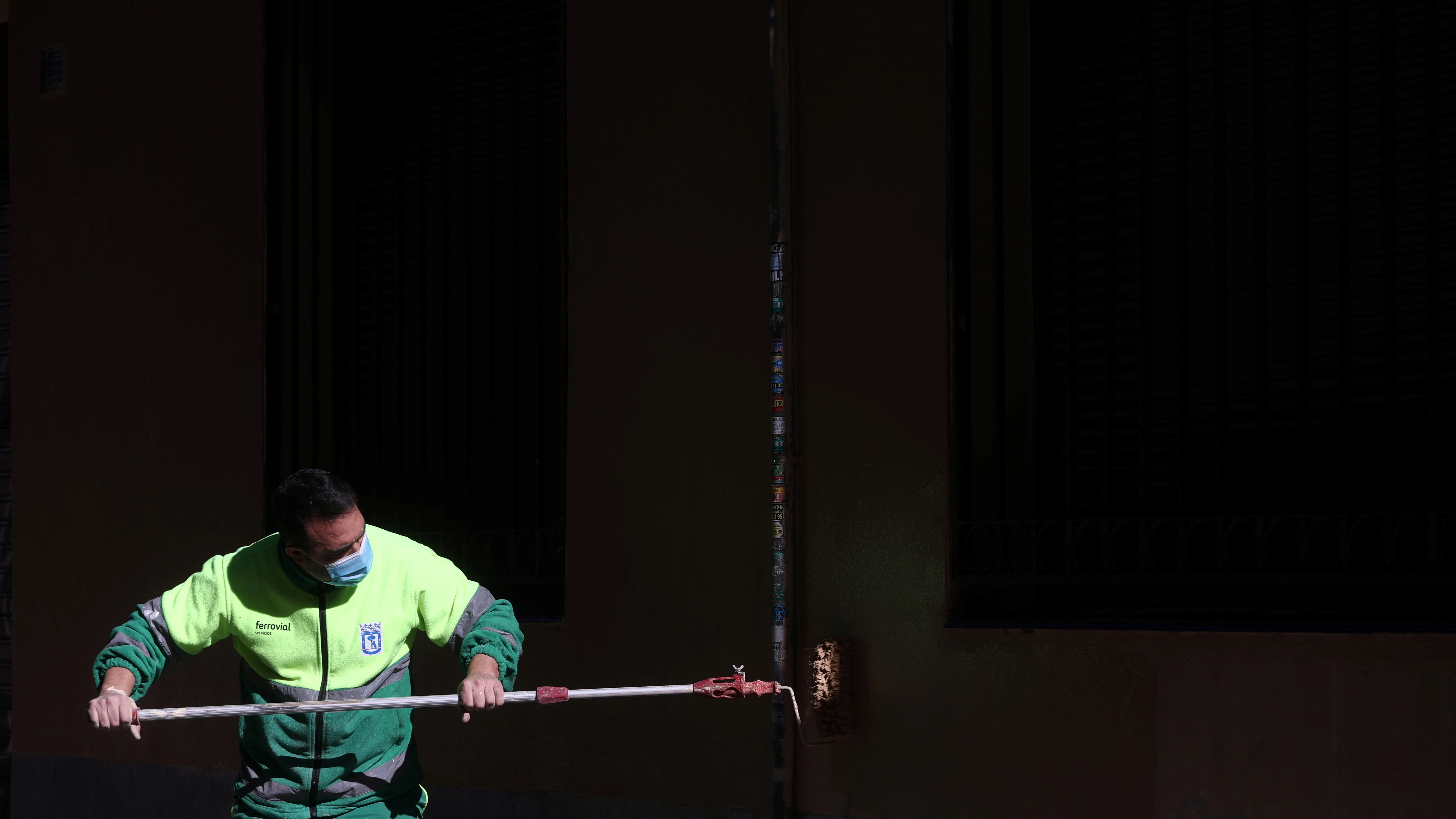 Un trabajador municipal pinta una pared