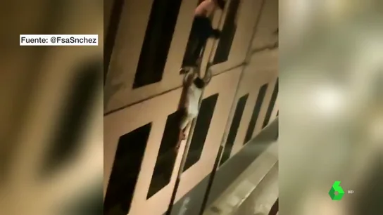 Imagen de jóvenes trepando en un colegio mayor de Granada Imagen de jóvenes trepando en un colegio mayor de Granada