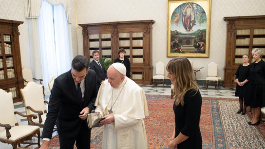 Pedro Sánchez charla con el papa Francisco Pedro Sánchez charla con el papa Francisco