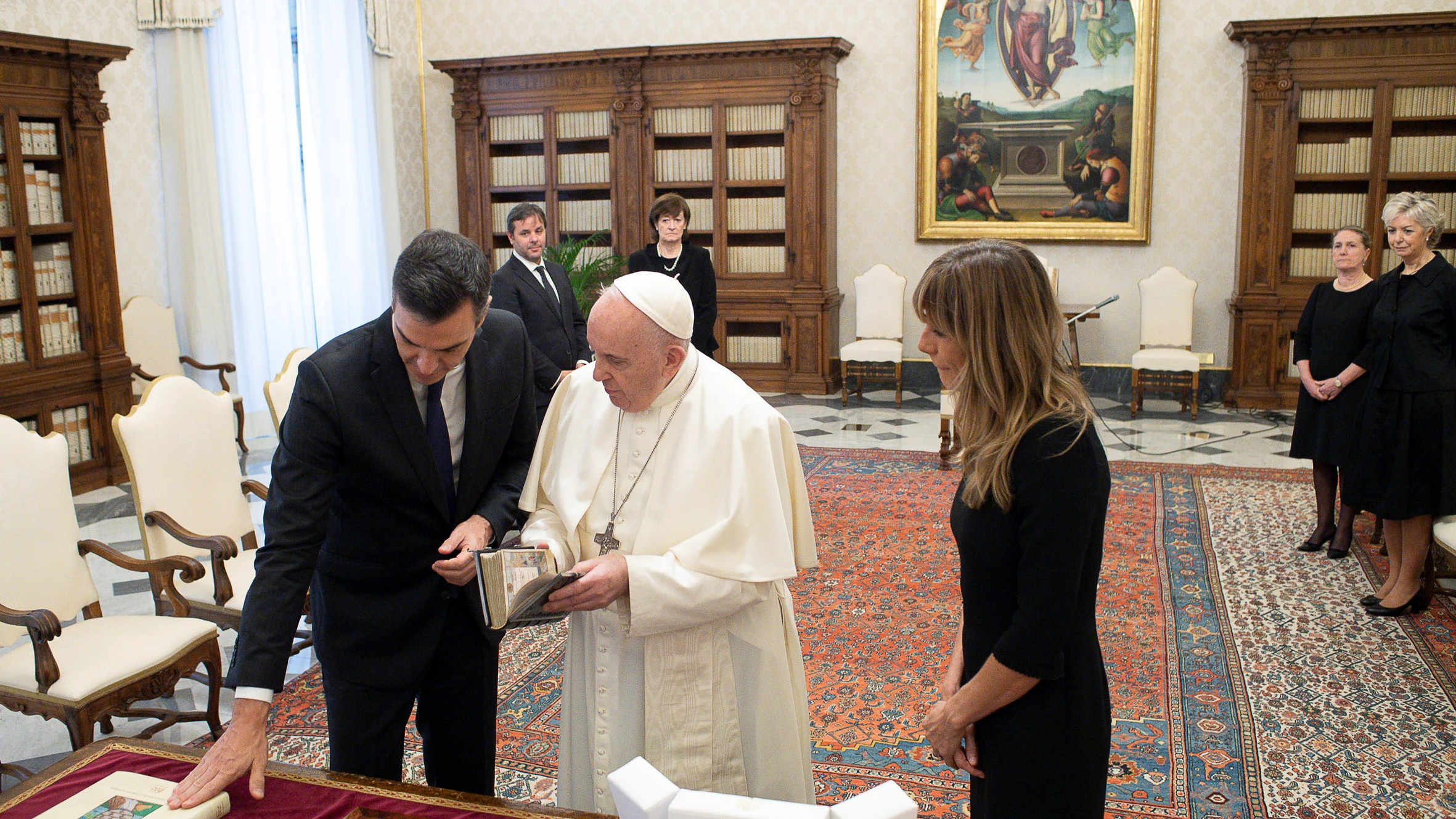 Pedro Sánchez charla con el papa Francisco