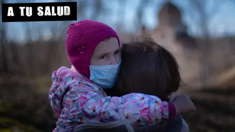 Imagen de archivo de una niña con gorro y mascarilla Imagen de archivo de una niña con gorro y mascarilla
