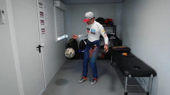 Carlos Sainz dando toques a un balón Carlos Sainz dando toques a un balón