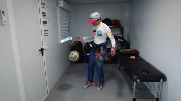 Carlos Sainz dando toques a un balón