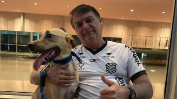 Jair Bolsonaro, junto a su perra Faisca