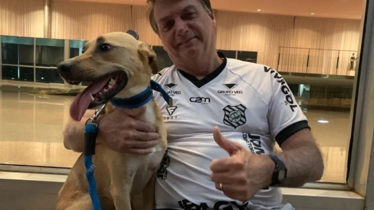 Jair Bolsonaro, junto a su perra Faisca