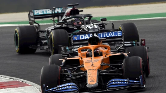 Carlos Sainz, por delante de un Mercedes Carlos Sainz, por delante de un Mercedes