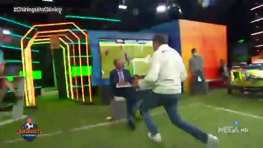 El baile de Tomás Roncero en la cara de Cristóbal Soria en 'El Chiringuito' tras El Clásico: "No estaba muerto, estaba de parranda" El baile de Tomás Roncero en la cara de Cristóbal Soria en 'El Chiringuito' tras El Clásico: "No estaba muerto, estaba de parranda"