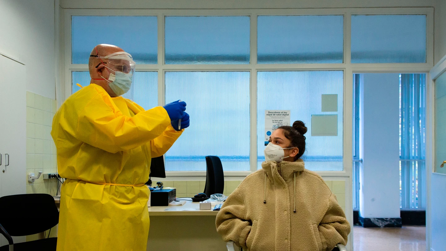 Un profesional sanitario realiza su trabajo en el Centro Atención Primaria (CAP) de Manso de Barcelona Un profesional sanitario realiza su trabajo en el Centro Atención Primaria (CAP) de Manso de Barcelona
