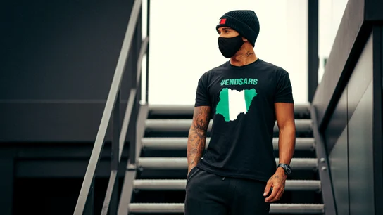 Lewis Hamilton y su nueva camiseta reivindicativa Lewis Hamilton y su nueva camiseta reivindicativa