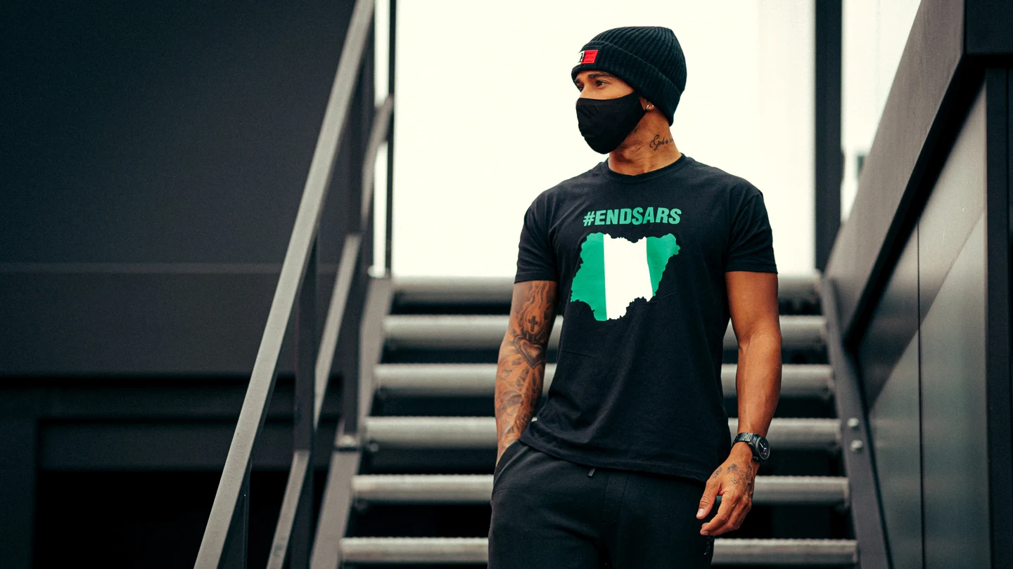 Lewis Hamilton y su nueva camiseta reivindicativa Lewis Hamilton y su nueva camiseta reivindicativa