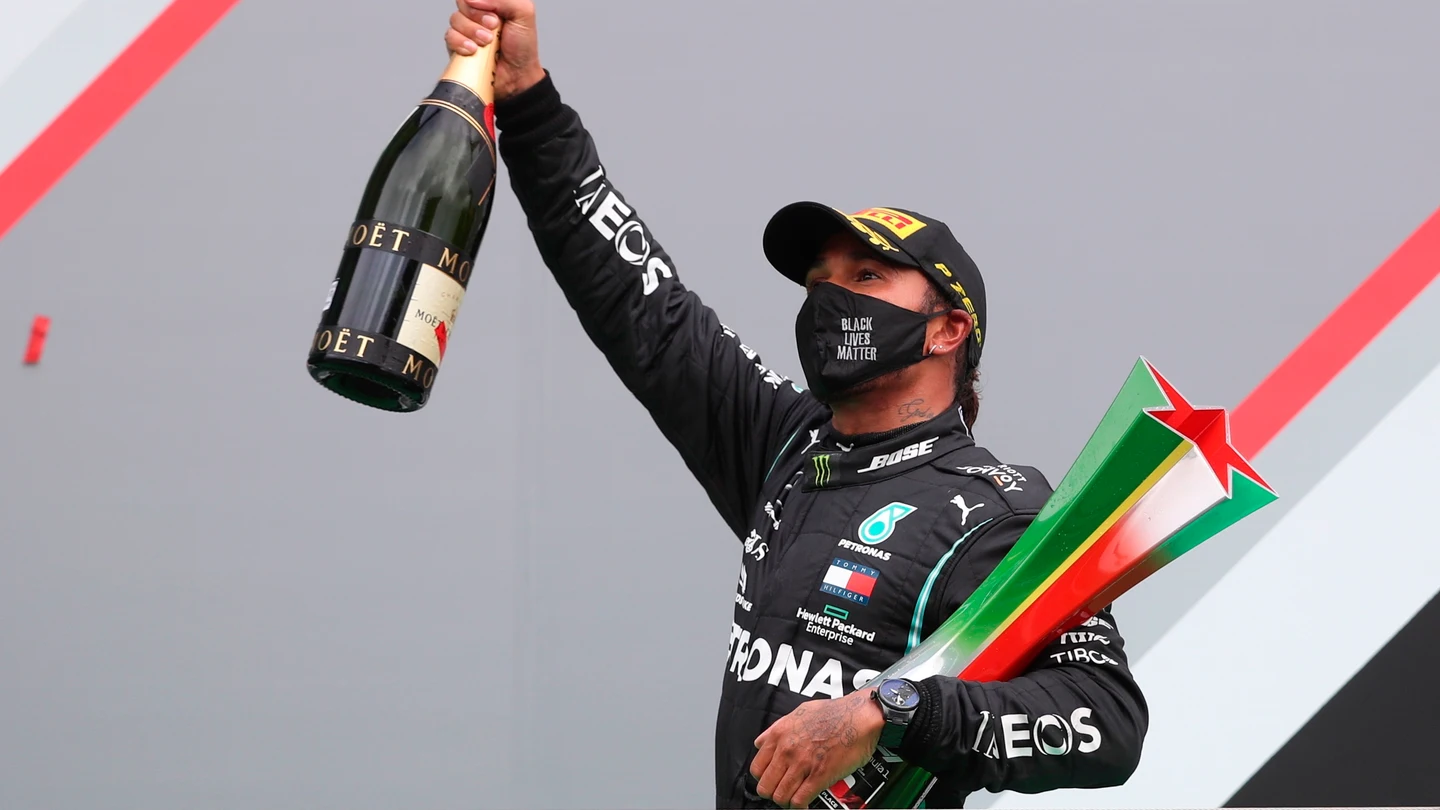 Lewis Hamilton celebra la victoria en el GP de Portugal Lewis Hamilton celebra la victoria en el GP de Portugal