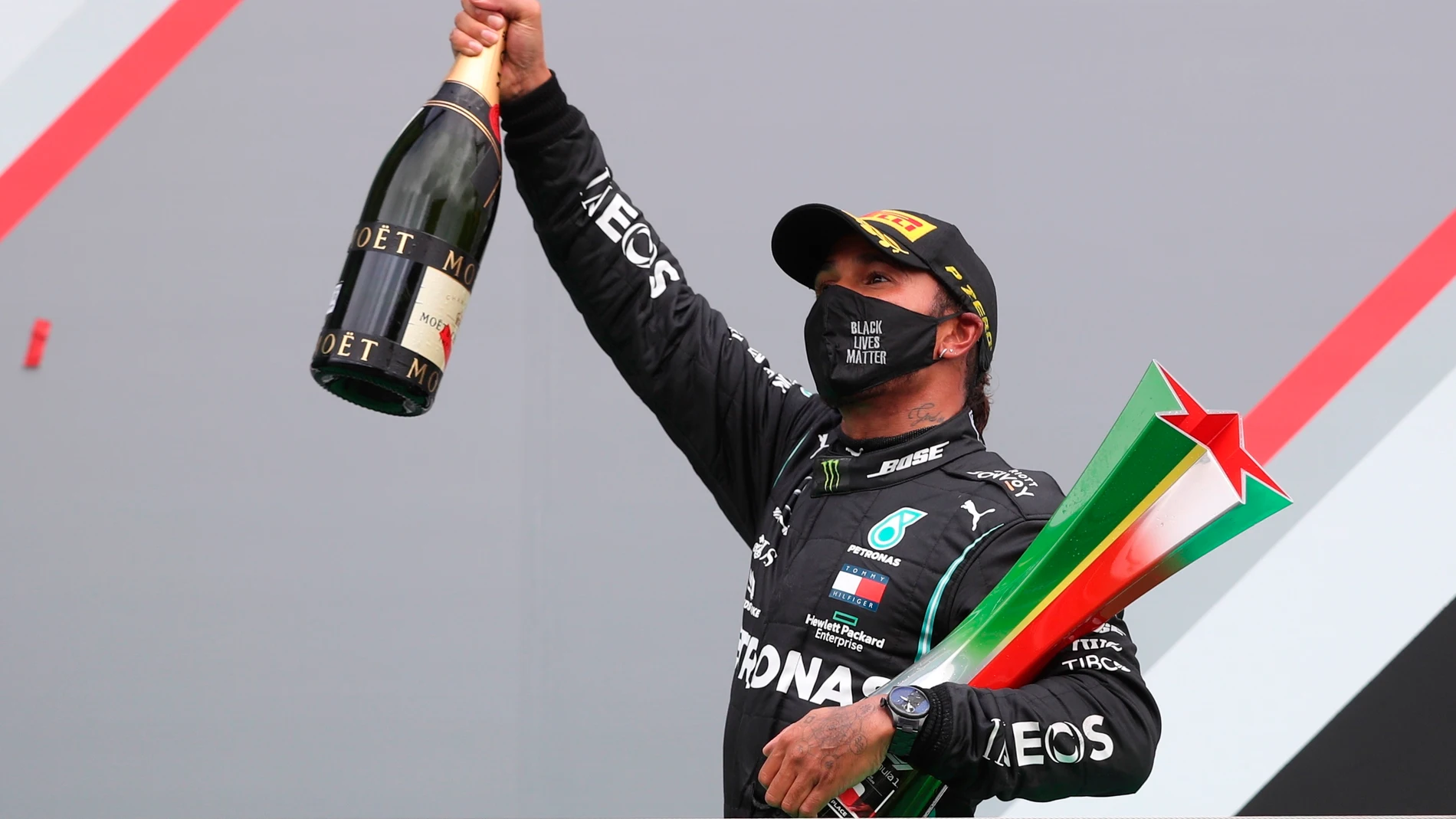 Lewis Hamilton celebra la victoria en el GP de Portugal