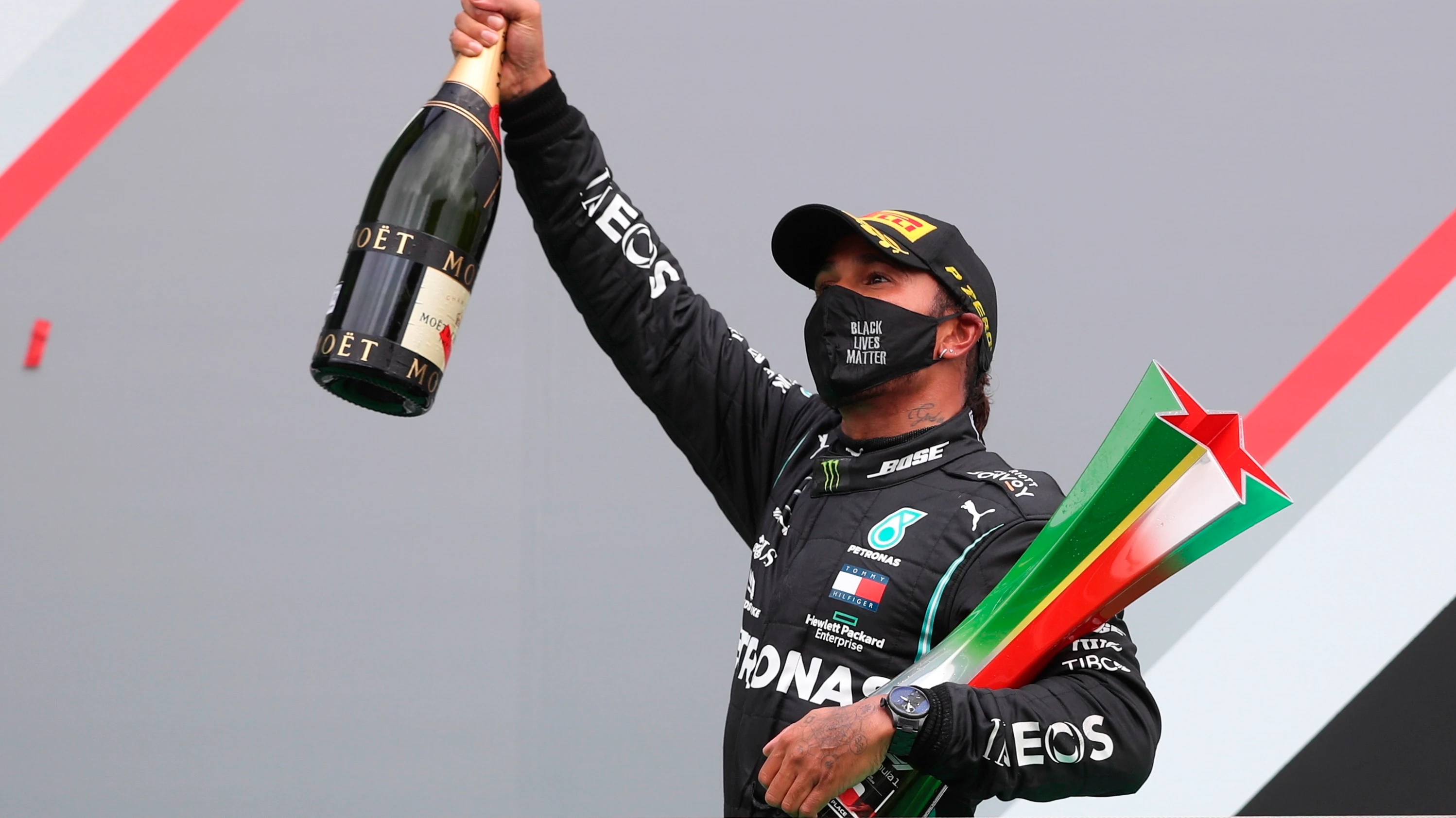 Lewis Hamilton celebra la victoria en el GP de Portugal