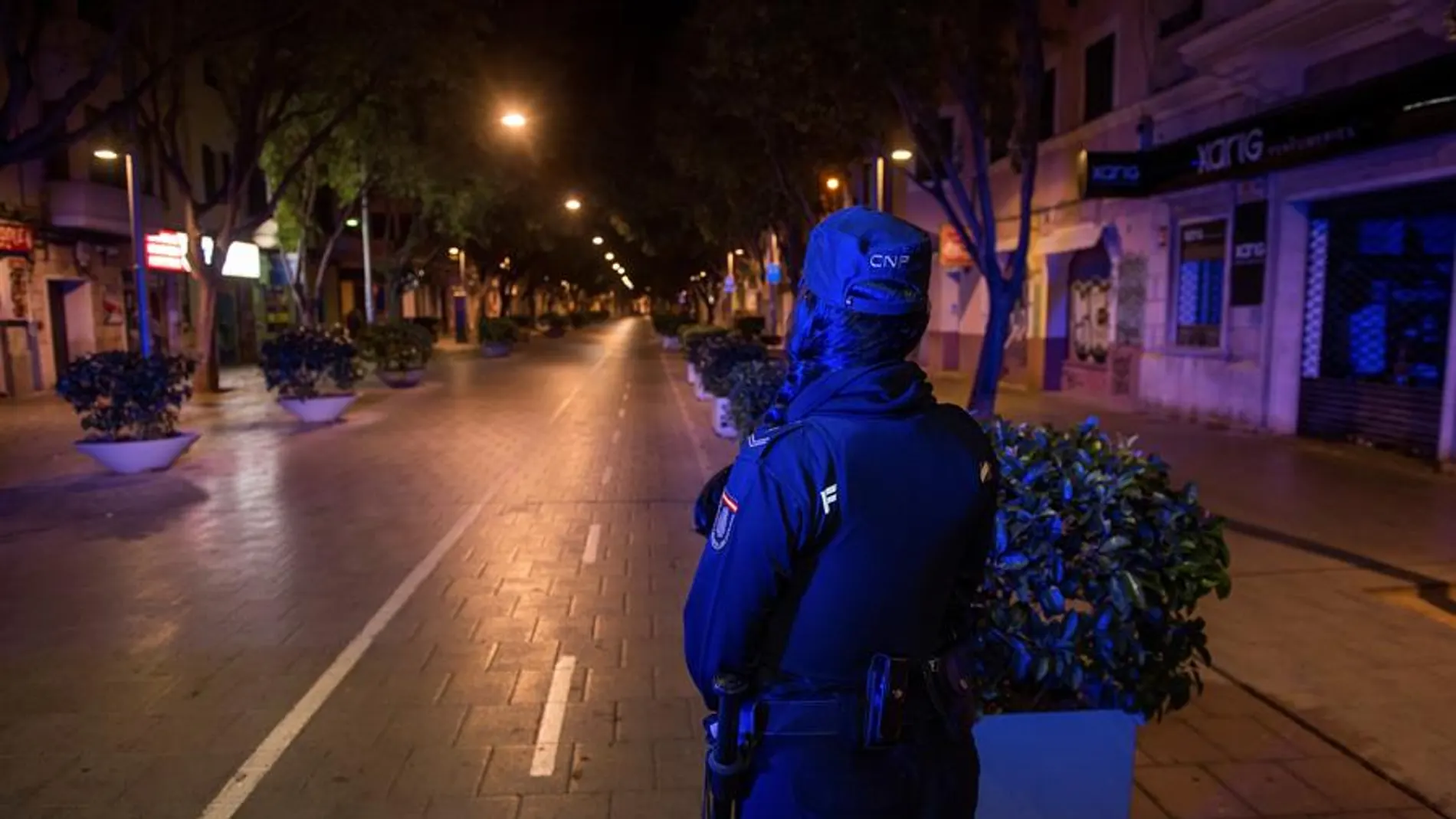 Una patrulla de la Policía Nacional en la calle Blanquerna de Palma, Mallorca