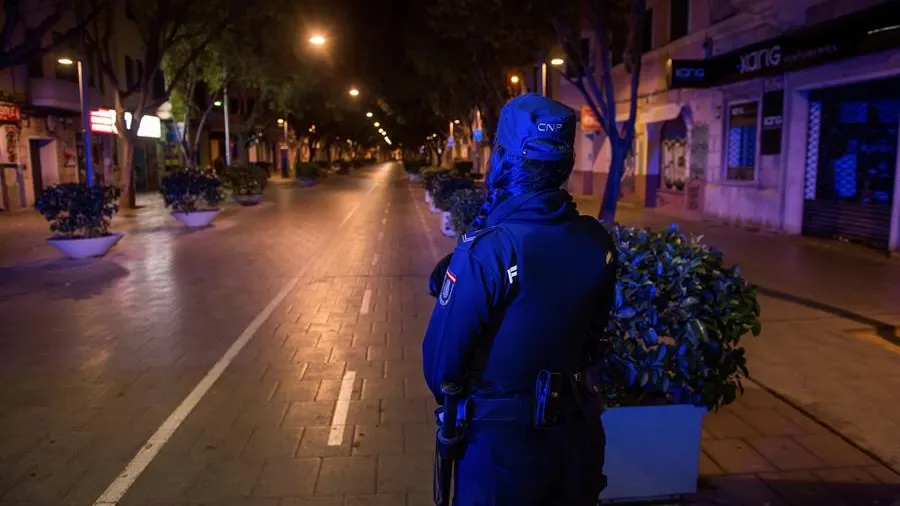 Una patrulla de la Policía Nacional en la calle Blanquerna de Palma, Mallorca