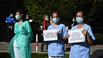 Manifestación de sanitarios este lunes en la puerta del hospital universitario Príncipe de Asturias de Alcalá de Henares (Madrid)