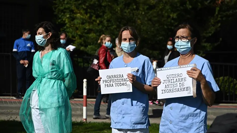 Manifestación de sanitarios este lunes en la puerta del hospital universitario Príncipe de Asturias de Alcalá de Henares (Madrid) Manifestación de sanitarios este lunes en la puerta del hospital universitario Príncipe de Asturias de Alcalá de Henares (Madrid)