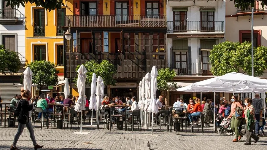 Terrazas ocupadas en la Plaza del Salvador de Sevilla.