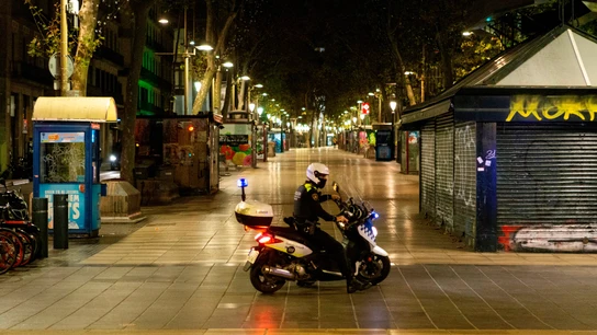 Imagen de un policía vigilando las calles durante el toque de queda Segunda noche de toque de queda