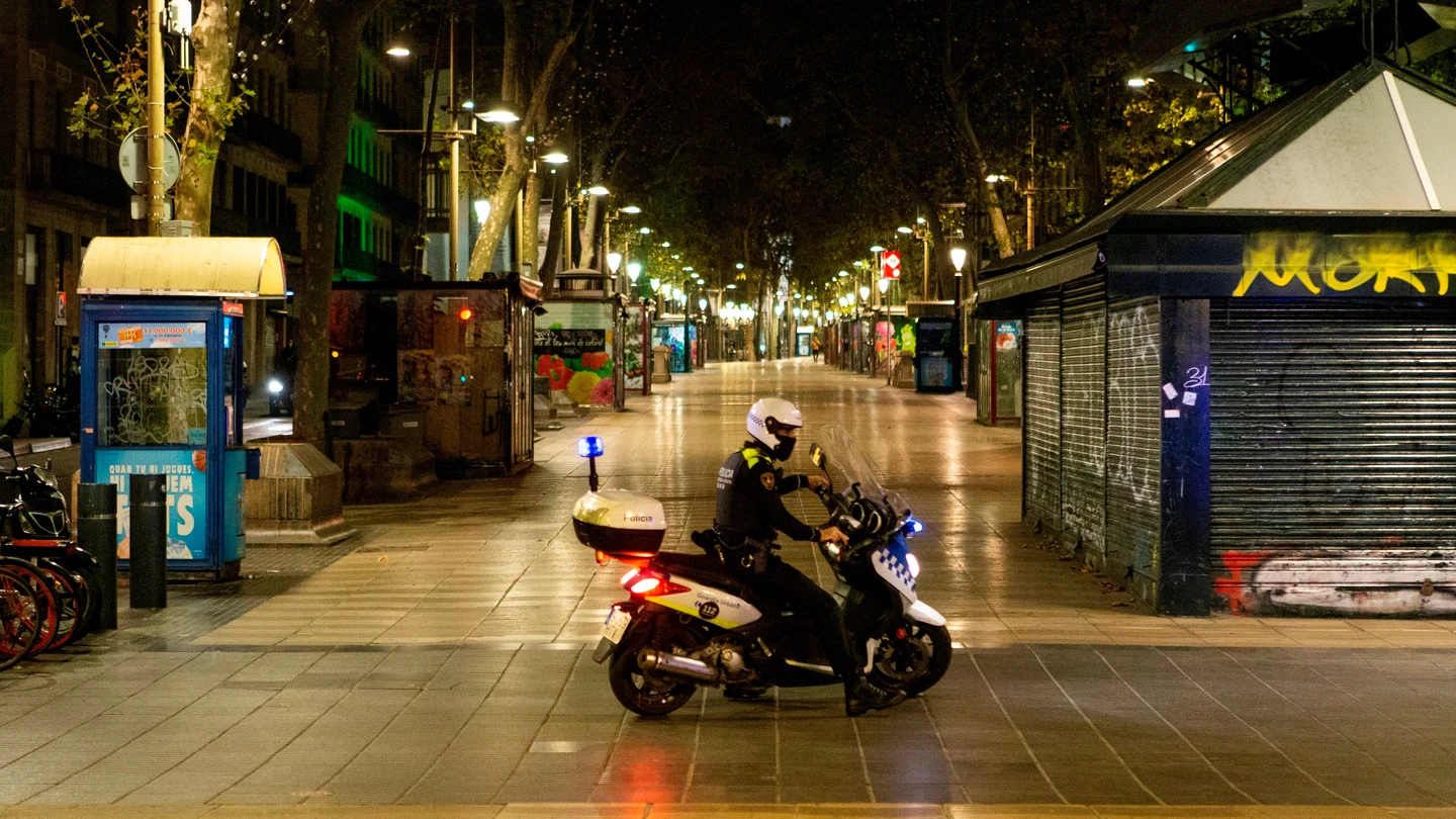 Imagen de un policía vigilando las calles durante el toque de queda Segunda noche de toque de queda