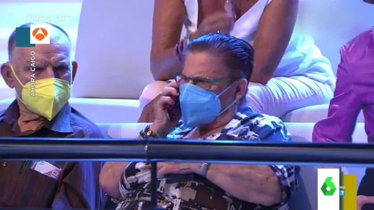 La divertida reacción de una señora cuando la llaman por teléfono en pleno Ahora Caigo La divertida reacción de una señora cuando la llaman por teléfono en pleno Ahora Caigo