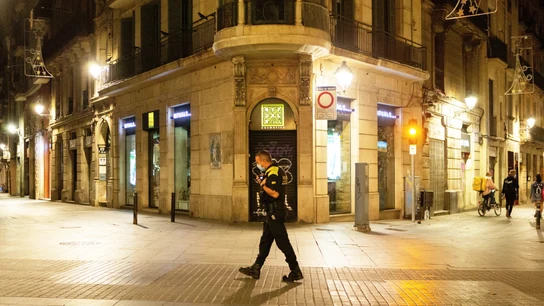 Imagen de archivo de un policía caminando en el toque de queda Toque de queda: ¿qué es?, ¿cómo se aplica en España?