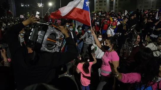 Decenas de personas celebran los resultados del plebiscito constitucional Decenas de personas celebran los resultados del plebiscito constitucional