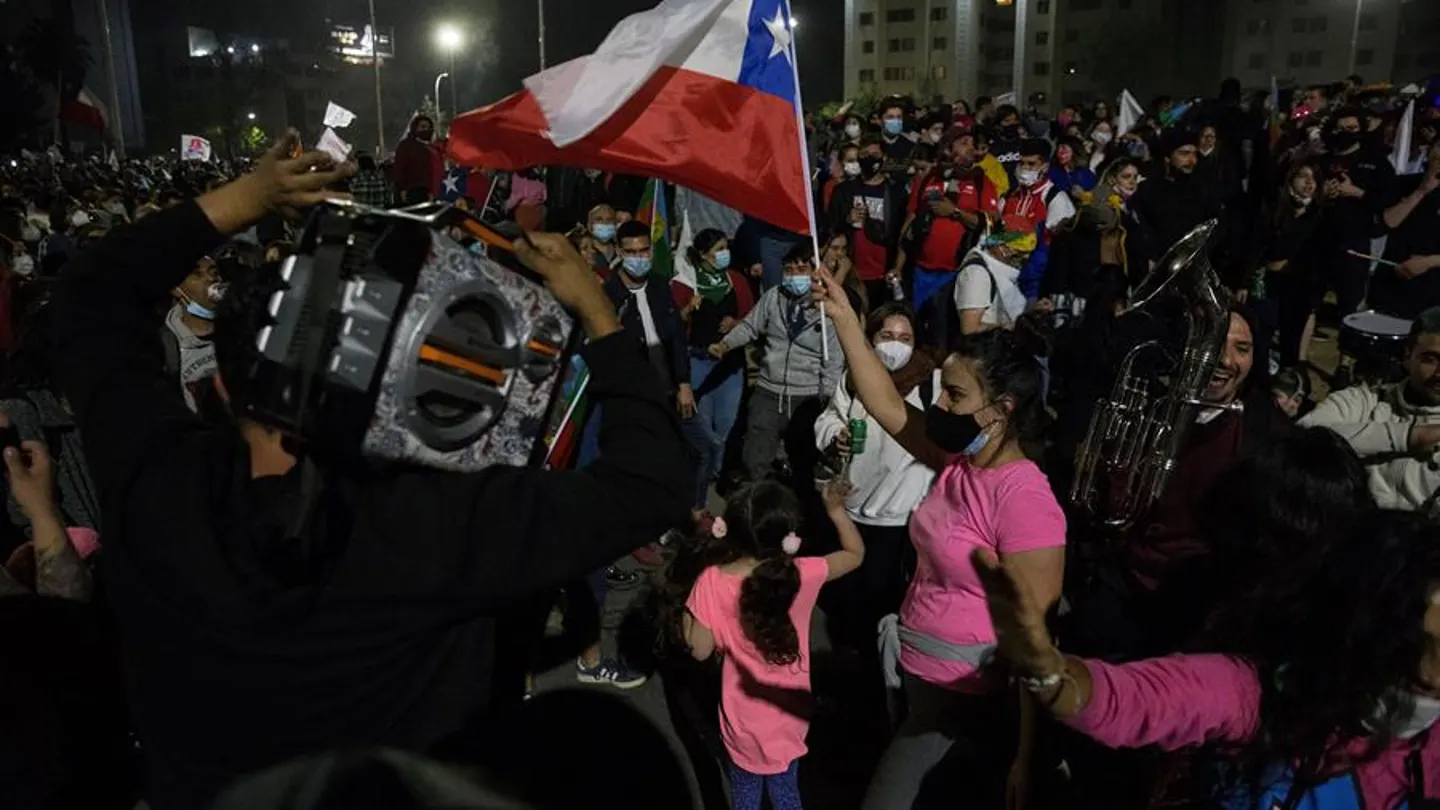 Decenas de personas celebran los resultados del plebiscito constitucional Decenas de personas celebran los resultados del plebiscito constitucional