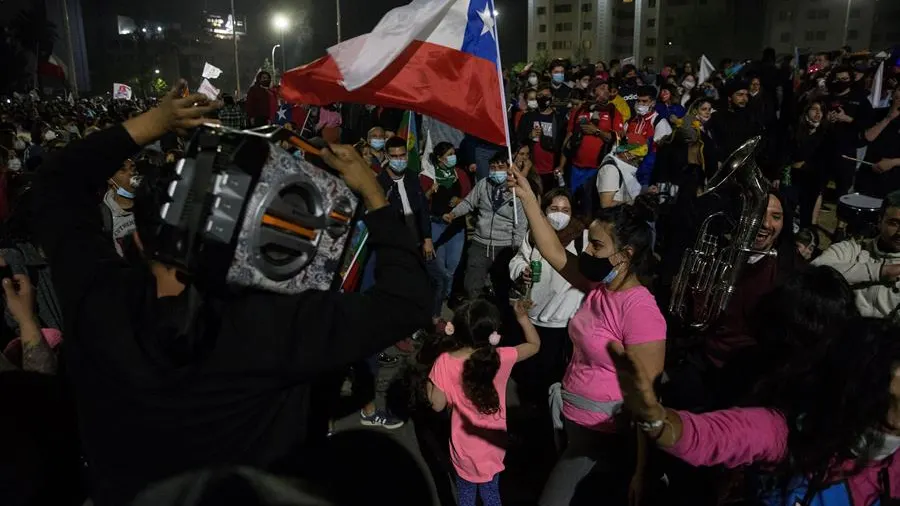 Decenas de personas celebran los resultados del plebiscito constitucional