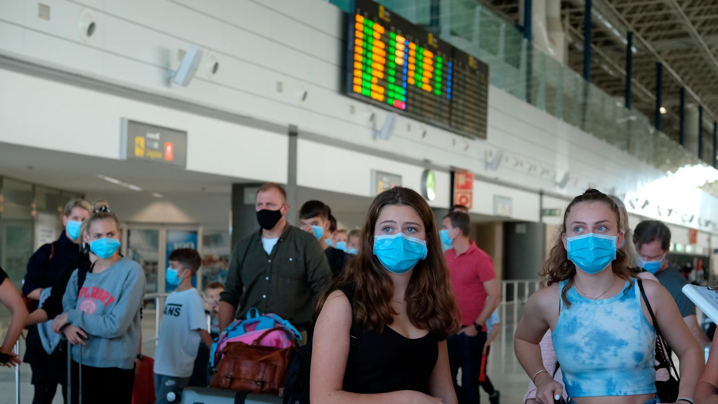 Varios turistas llegan al aeropuerto de Fuerteventura Varios turistas llegan al aeropuerto de Fuerteventura