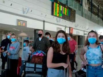 Varios turistas llegan al aeropuerto de Fuerteventura