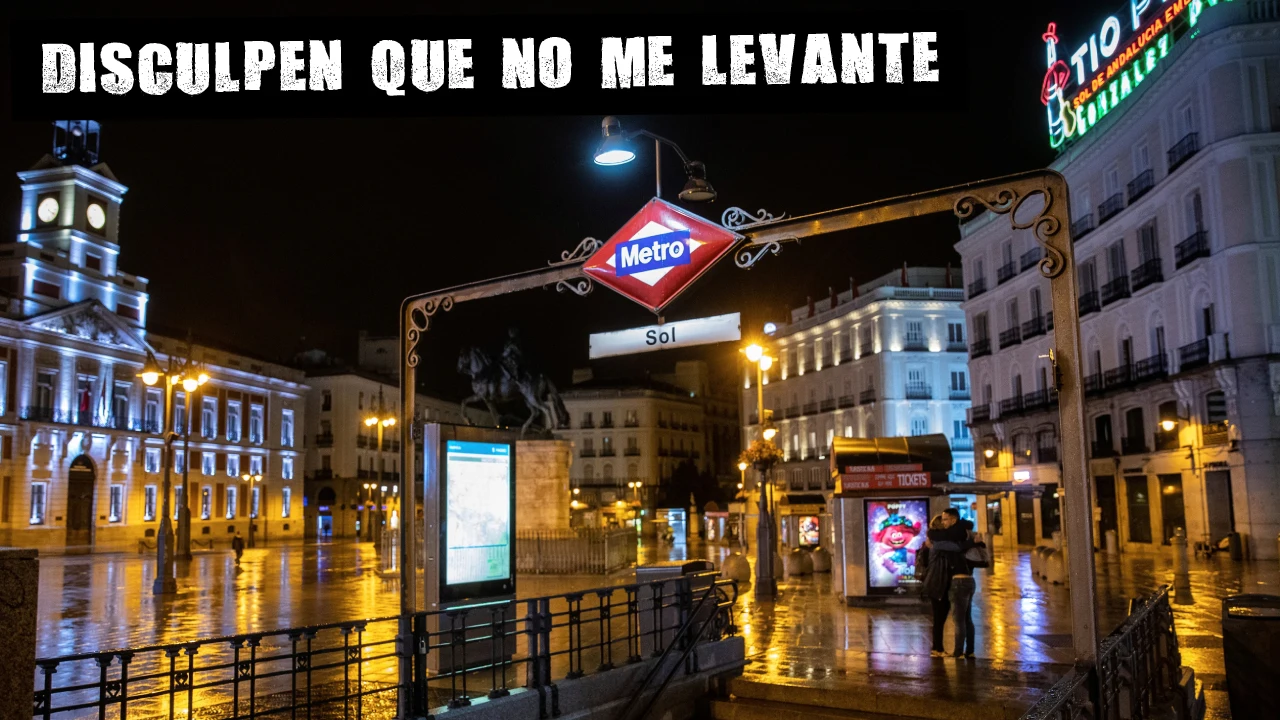 Una pareja se despide junto a la entrada del Metro de la Puerta del Sol en la primera jornada de toque de queda en Madrid
