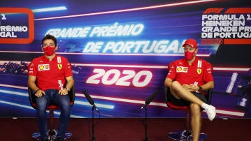 Sebastian Vettel y Charles Leclerc en rueda de prensa