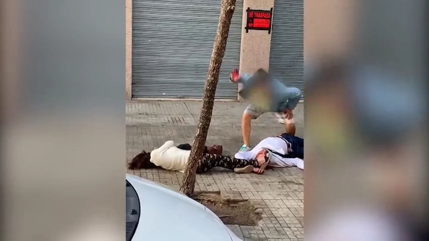 Brutal paliza de un hombre a una pareja en pleno centro de Tarragona: "La va a matar" Brutal paliza de un hombre a una pareja en pleno centro de Tarragona: "La va a matar"