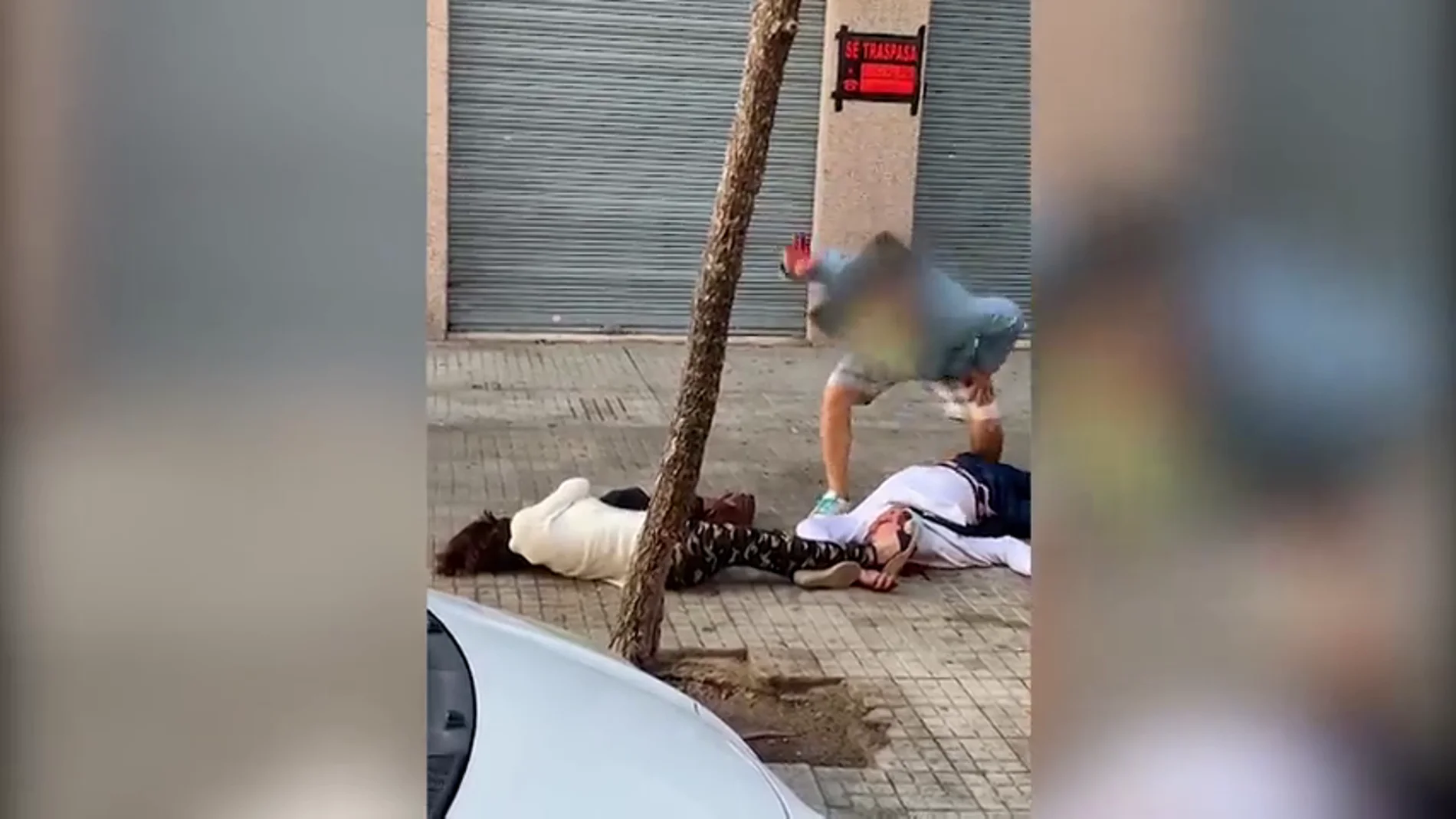 Brutal paliza de un hombre a una pareja en pleno centro de Tarragona: "La va a matar"